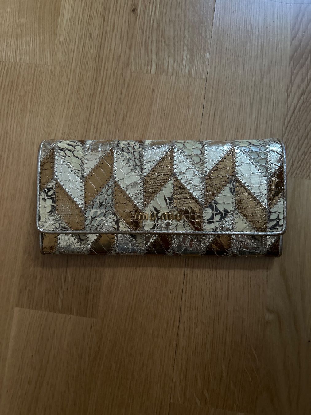 Miu Miu Portemonnaie: Gold Miu Miu Python Bag – Neu (gemäss Beschreibung) aus Genève von TreasureChest 4