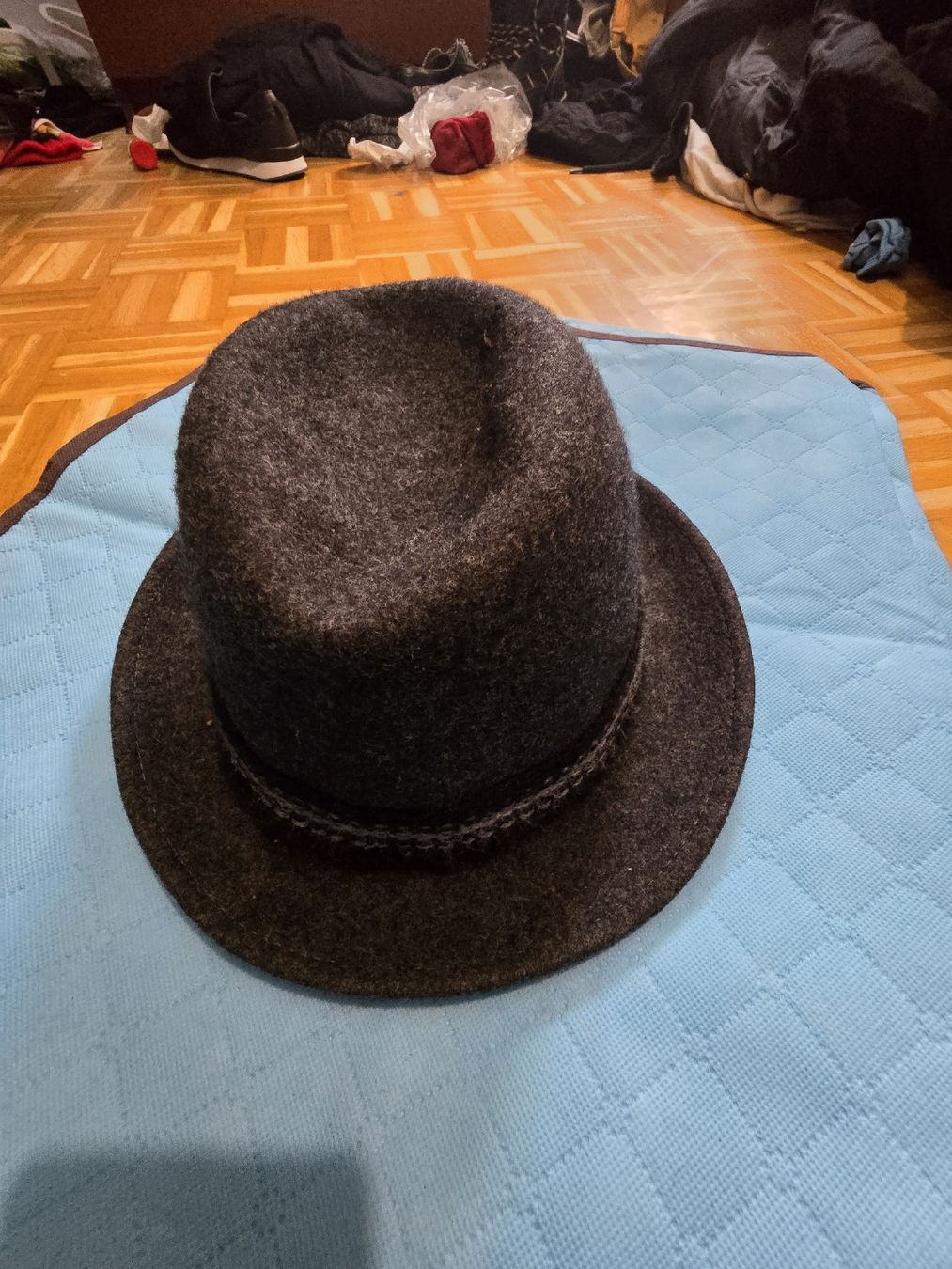Copricapi, berretti & cappellini: Chapeau en feutre gris anthracite – Usato da Mont-sur-Lausanne venduto da Didinho