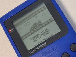 Game Boy Pocket mit einem Spiel