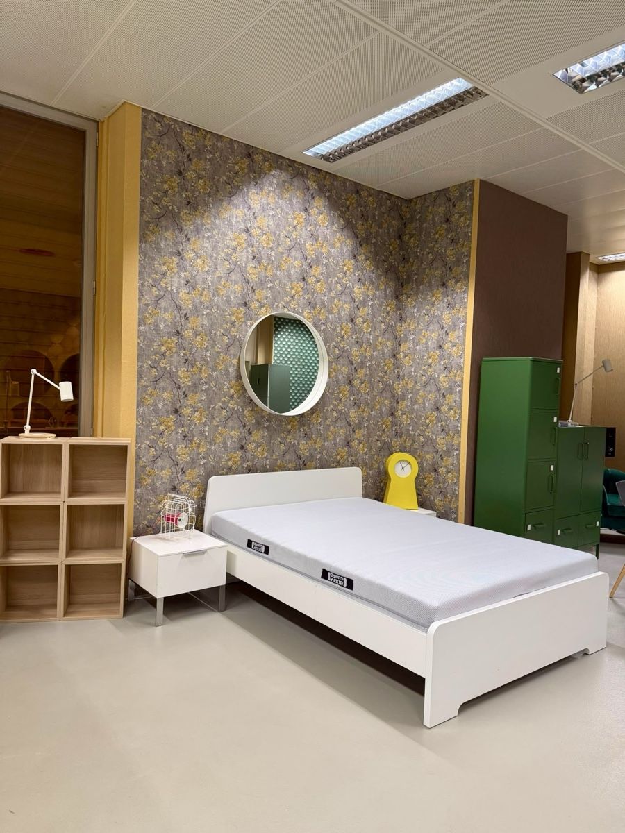 Betten: Lit avec table de nuit sommier matelas  – Gebraucht aus Biel/Bienne von secondstore 1