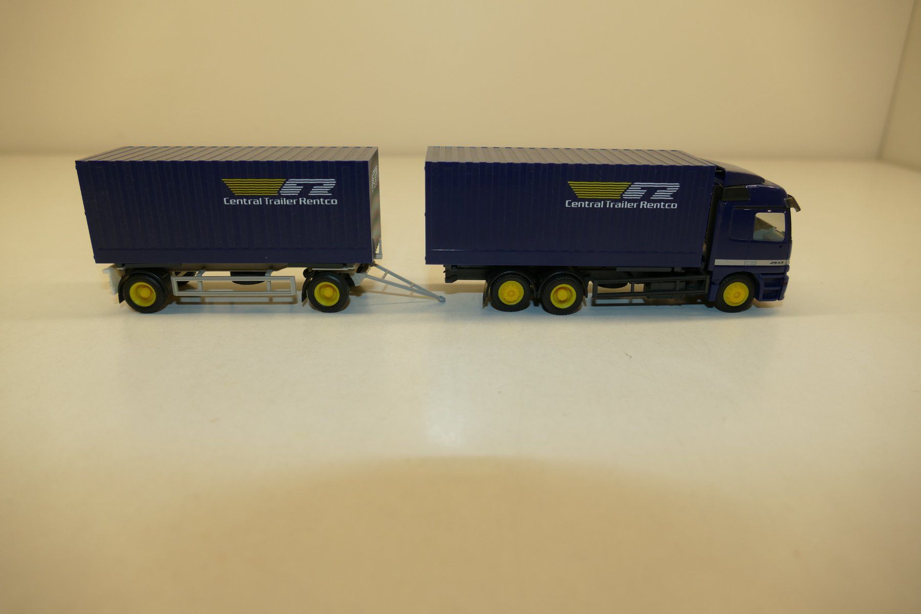 Herpa Modellautos: Herpa 1:87: MB 2543 Sattelzug Central Trailer Rentco – Gebraucht aus Niederhasli von rail-duerst 2
