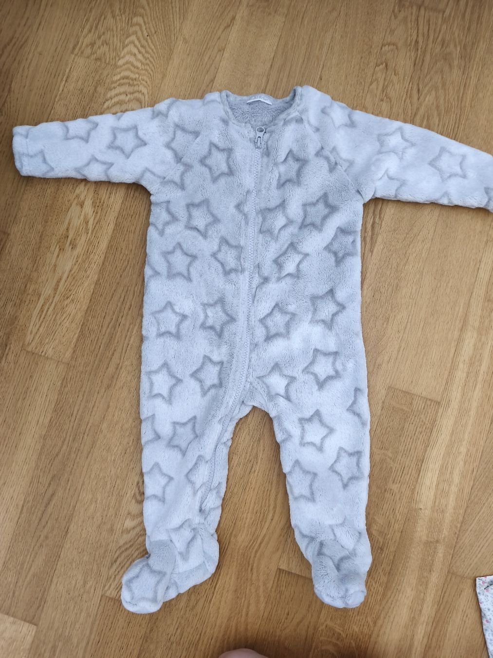 Next Barboteuses: Next Strampler Sterne Grau Grösse 6-9 Mt. – D'occasion à Näfels par ChocolateMuffin