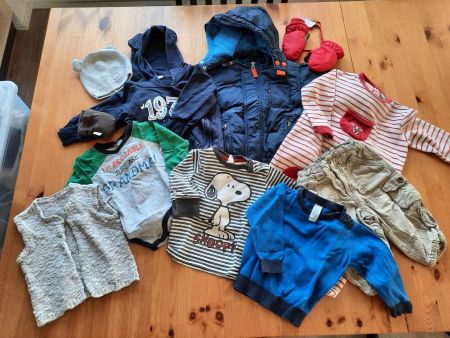 Riesiges Kleiderpaket mit Winterjacke Grösse 74/80