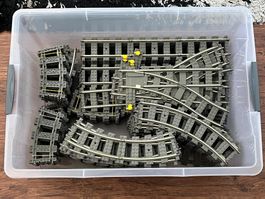 Kiste mit LEGO 9v System Schienen