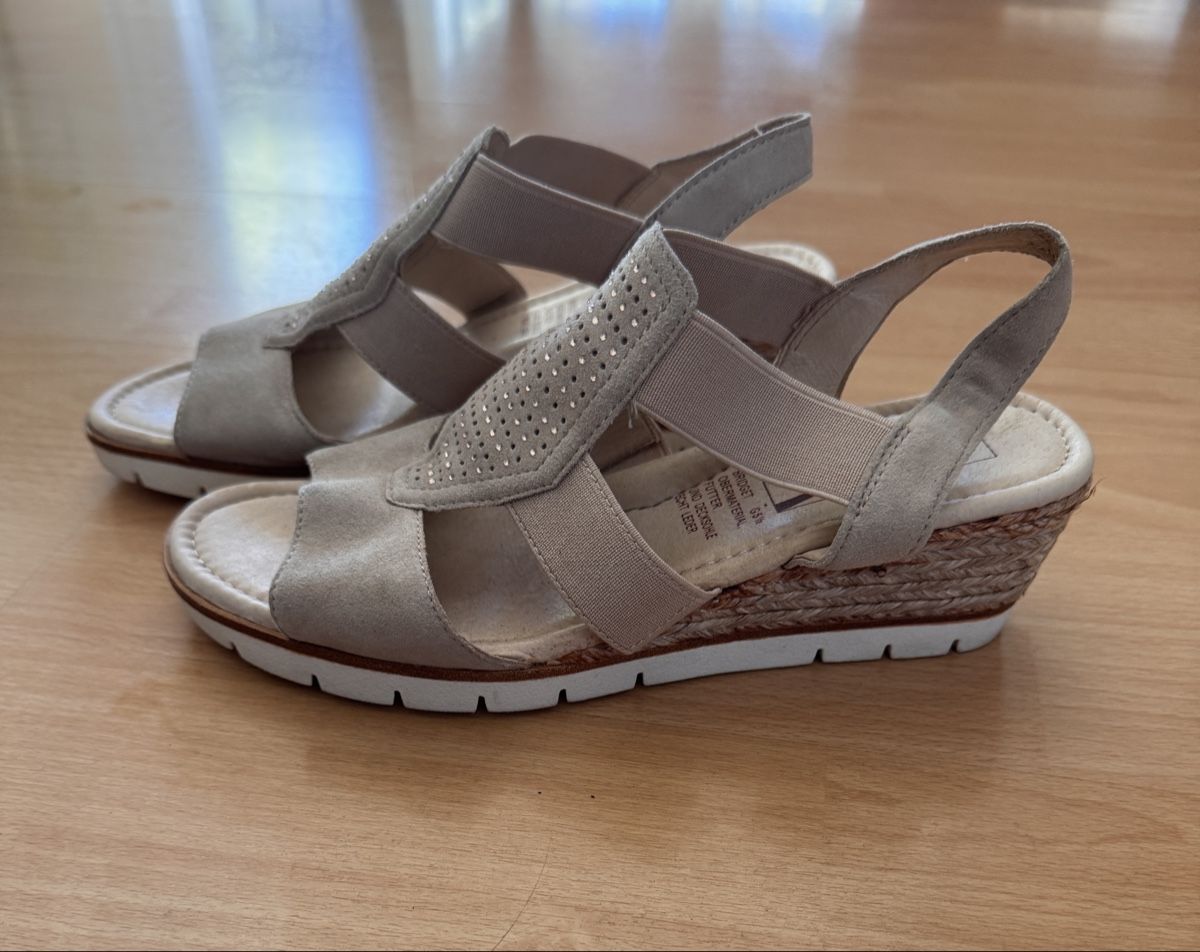 Damenschuhe: Beige Medicus Sandalen – Gebraucht aus Zürich von man_nq66