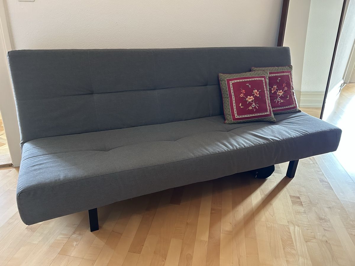 Sofas: Grey Fabric Sofa Bed – D'occasion à Zürich par Sophie0569