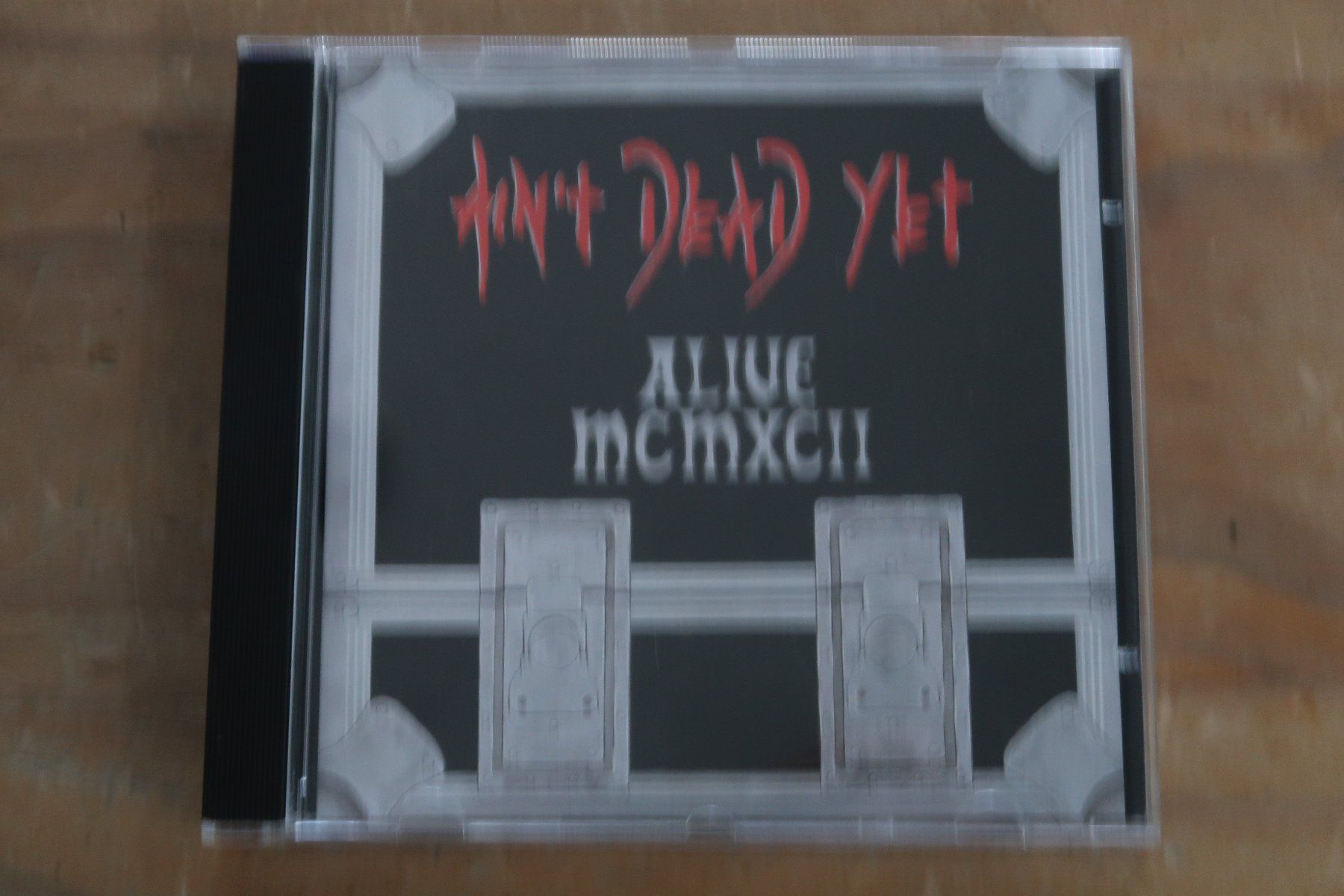 CDs: AIN'T DEAD YET - ALIVE MCMXCII - EX- KROKUS - CD – Gebraucht aus Basel von Patiscat