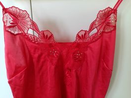 Rotes Unterhemd, mit Spitzenstickerei und Strass, Grösse M