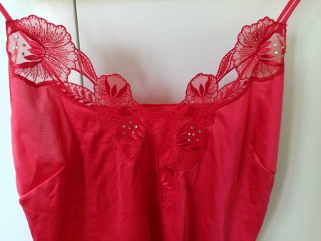 Rotes Unterhemd, mit Spitzenstickerei und Strass, Grösse M