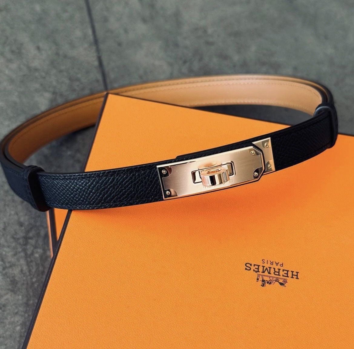 Hermès Cinture: Hermes Kelly belt – Nuovo e nell'imballaggio originale da Paradiso venduto da Under_sun