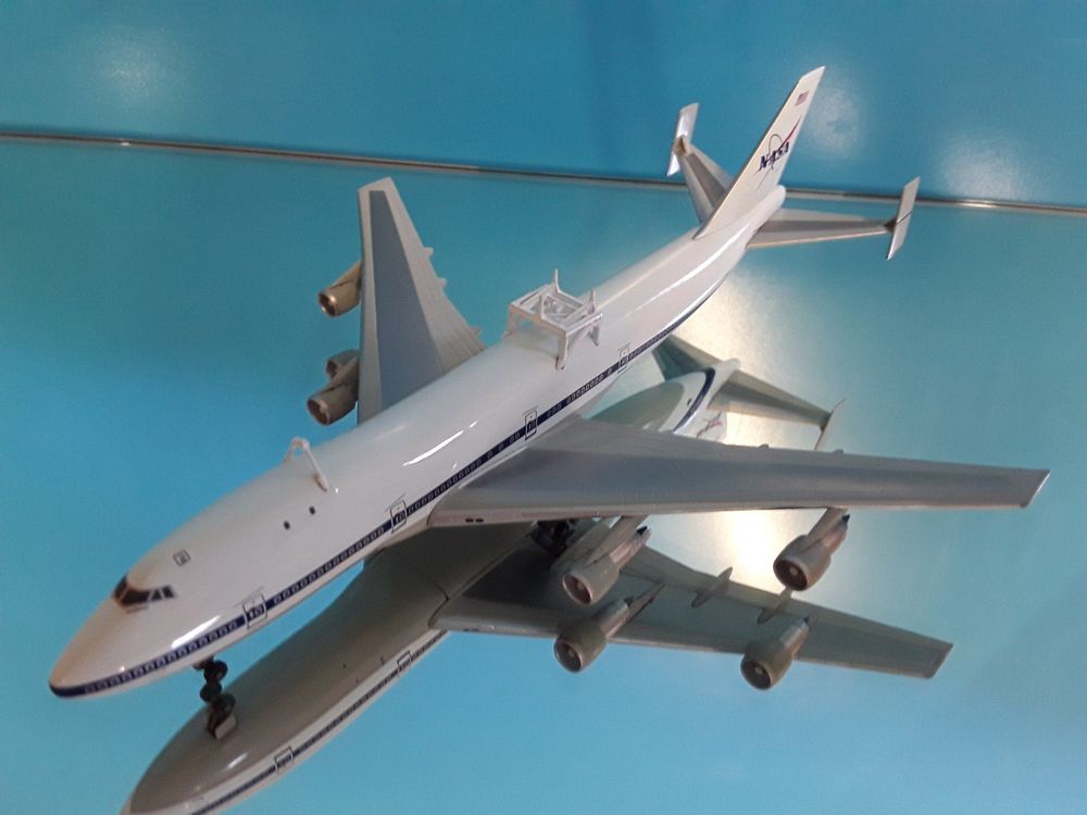 Modellflugzeug _ NASA _ Boeing B747 w/X-45C _ 1:400 (Gebraucht) in ...