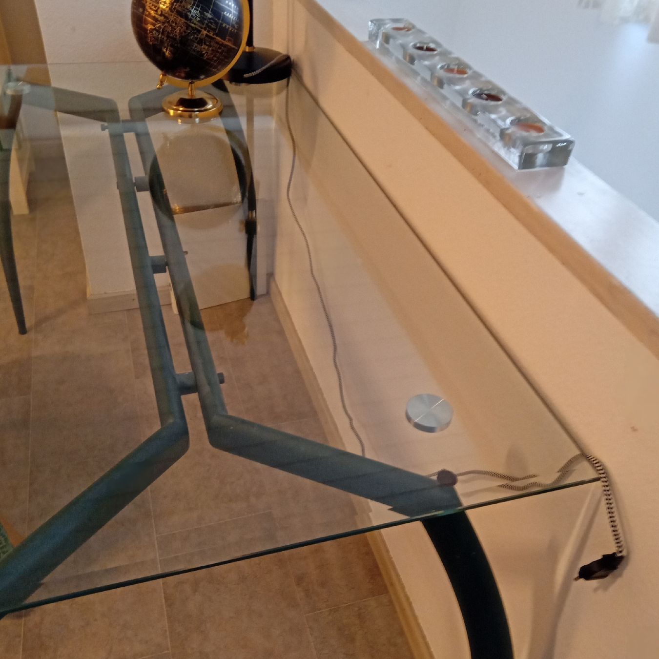Glastisch mit Metallgestell, Designer Tisch, 120x70 cm (Gebraucht) in Wädenswil für CHF 70 – nur Abholung auf Ricardo kaufen