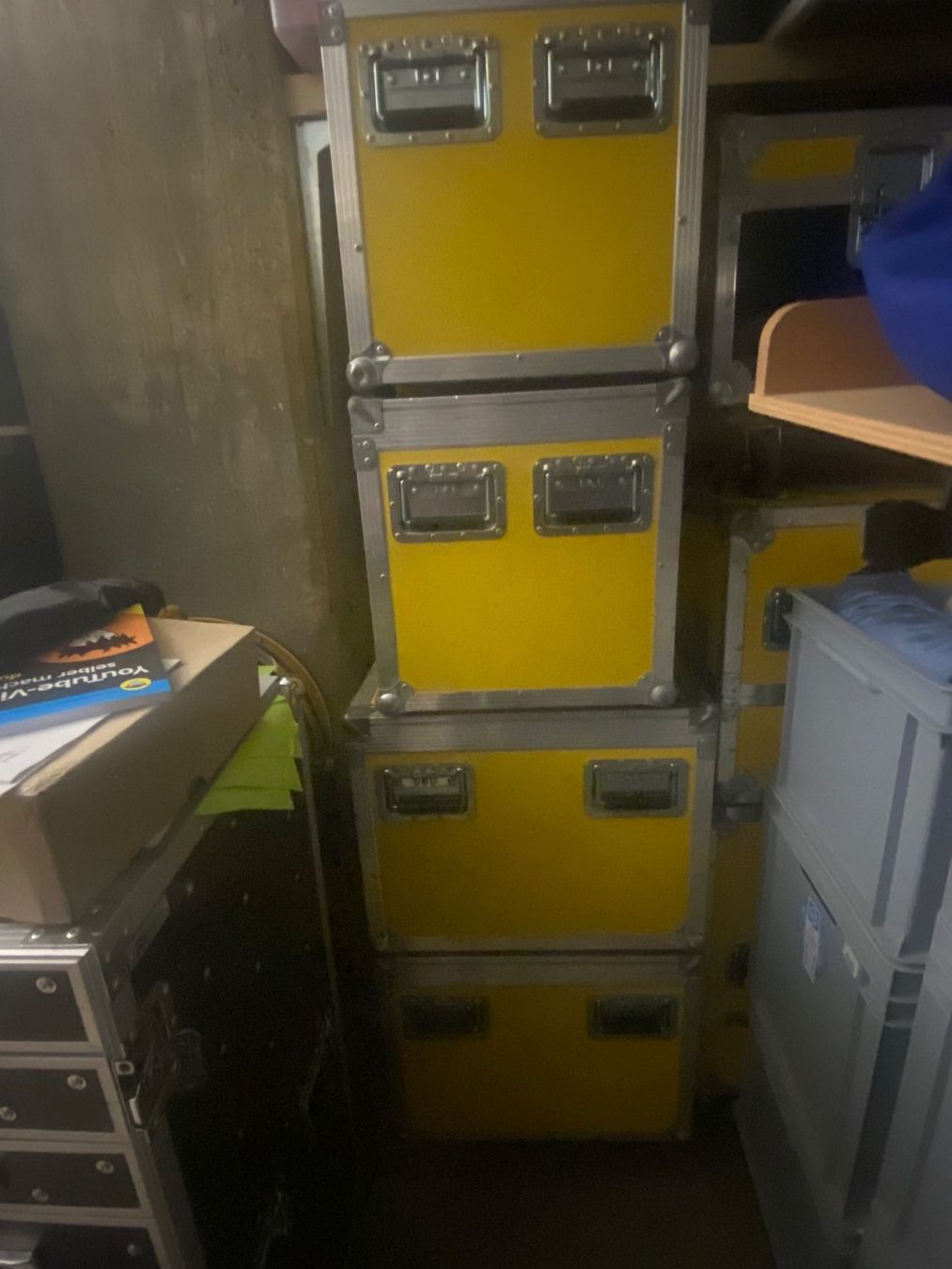 König & Meyer Supporti per strumenti musicali & leggii: 50 Notenständer mit Flight Cases – Usato da Schönenwerd venduto da Bryna2002 2