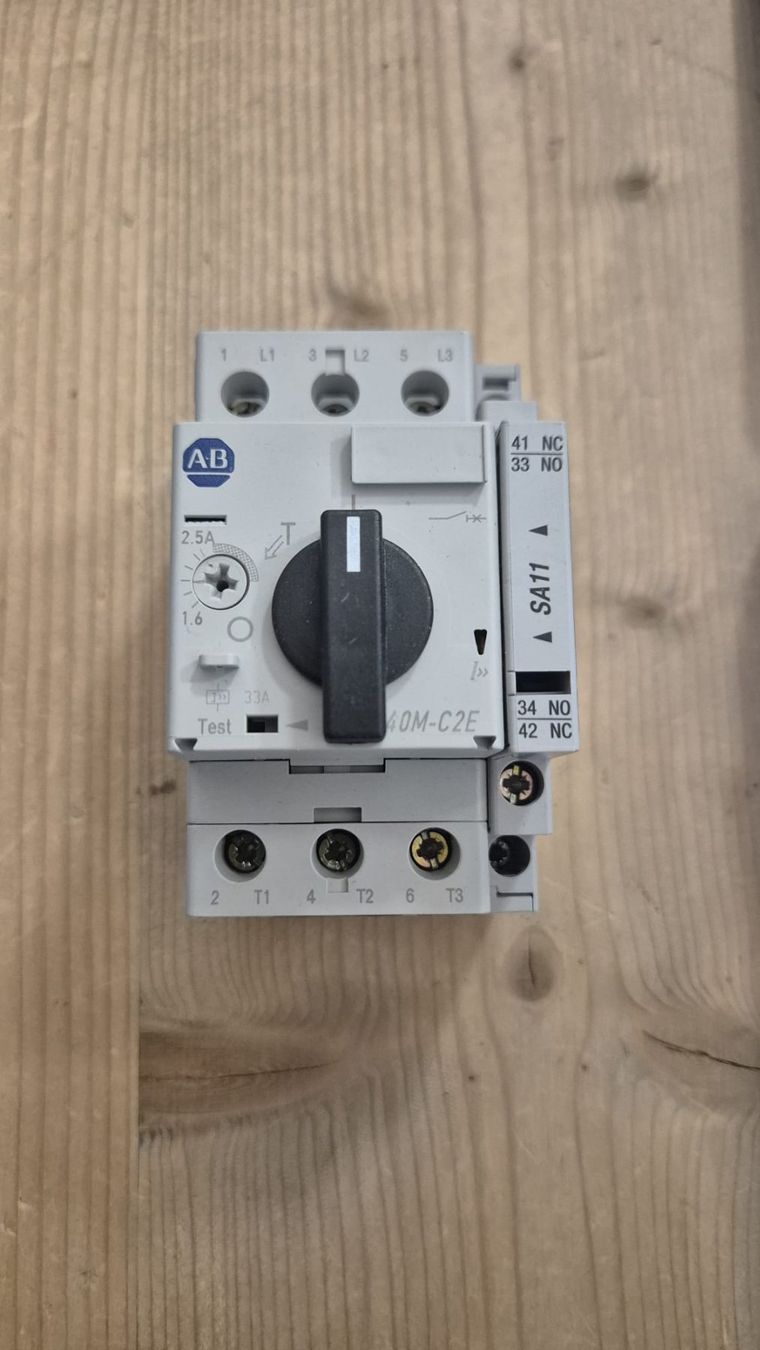 Interrupteurs: Allen-Bradley 140M-C2E Schütz 2.5A – D'occasion à Zillis par hasslerenergia