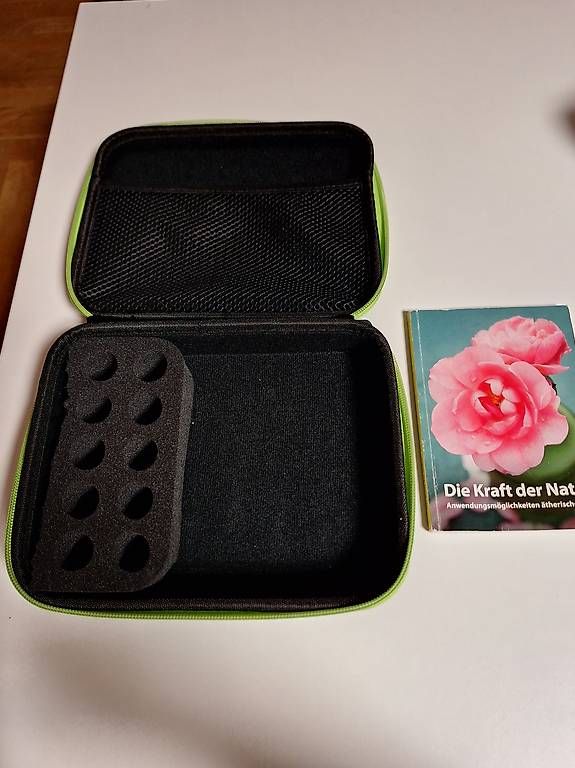 Recipients et similaires: Aufbewahrungsbox und Handbuch ätherische Öle – D'occasion à Schinznach-Dorf par StoepfiR