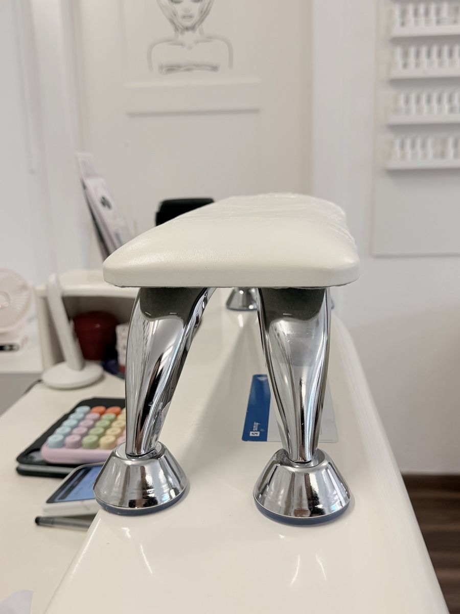 Tische: Nail Arm Rest  – Gebraucht aus Zürich von dom_rsp8 2