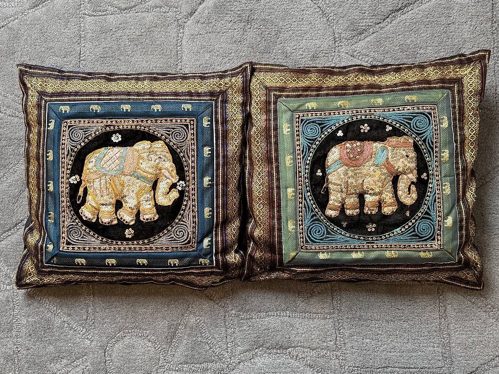 Cuscini: Coussins motifs éléphants  – Usato da St-Prex venduto da jlr_g72v