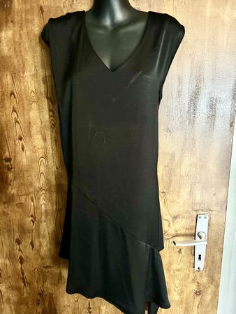 Schwarzes Seidenkleid mit Asymmetrie-Schnitt - Grösse S