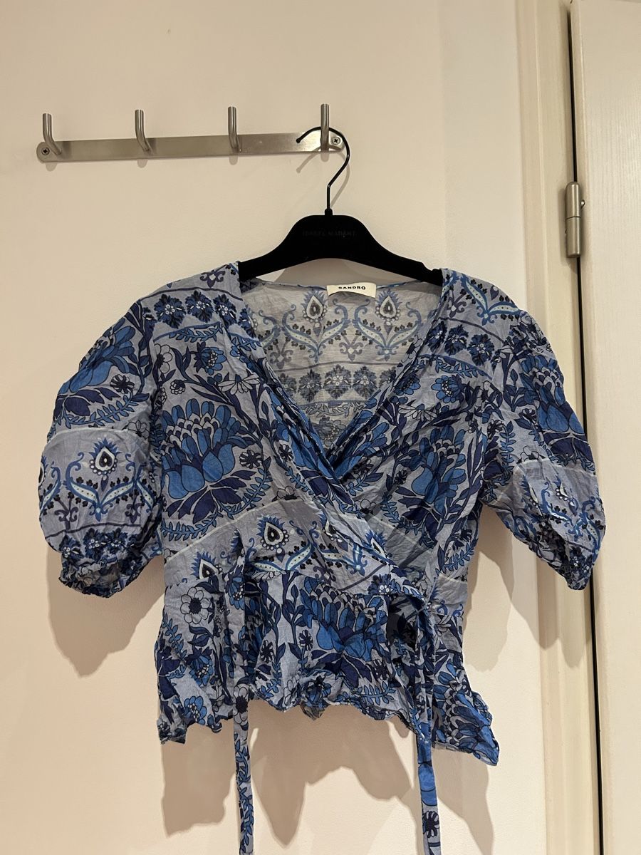 Sandro Tops: Haut Sandro imprimé bleu taille 2 – D'occasion à Les Acacias par Jeanne_lng