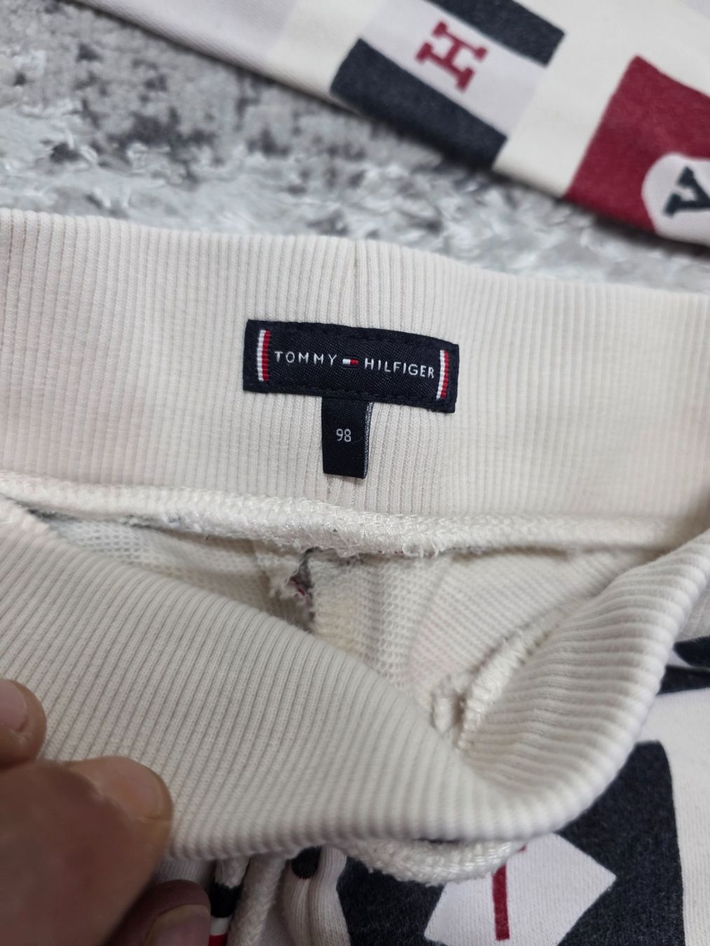 Tommy Hilfiger Lotti & Set di vestiti: Tommy Hilfiger Trainer Kinder Grösse 98 – Usato da Scherzingen venduto da Benjanil 4