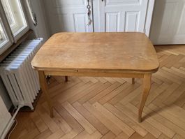 Tisch mit viel Charme zu verkaufen