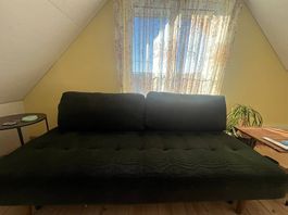 Kompaktes Sofa mit Liegefunktion. 
