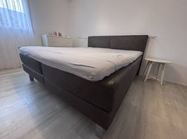Boxspringbett mit neuem Topper
