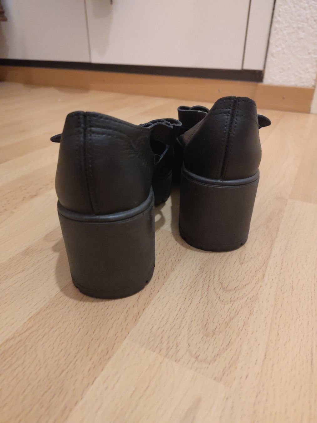 Victoria Scarpe da donna: Schwarze Schuhe mit Absatz – Usato da Luzern venduto da Carmen.Steiger 2
