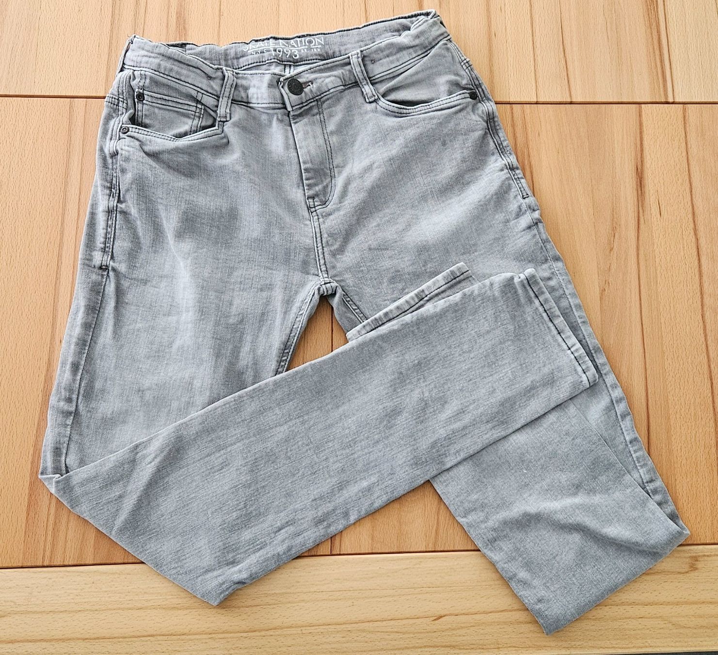 C&A Pantaloni: Graue Jeans - Top Zustand, Grösse 170 – Usato da Aadorf venduto da Speco69