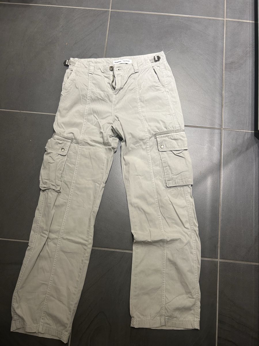 Bershka Pantaloni: Damen Cargo Hose – Usato da Niederurnen venduto da hee_s95t 1