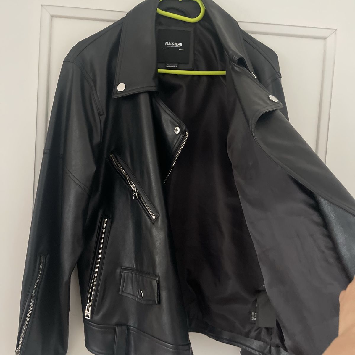 Pull&Bear Giacche: Pull&Bear Bikerjacke aus schwarzem Kunstleder. Gr. M – Nuovo (secondo la descrizione) da Bern venduto da dek_7bjd 2