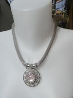 Silberfarbene Mesh‑Kette mit Anhänger mit rosa Stein