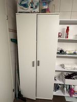 Weisser Mehrzweckschrank / Putzschrank