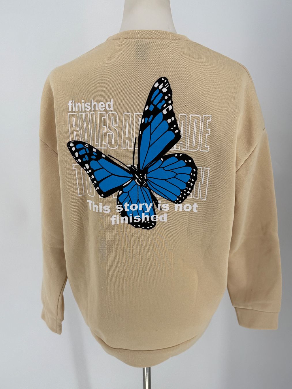 Shein Maglioni & Felpe: Pullover mit blauem Schmetterling Gr. M von Shein – Usato da Auenstein venduto da moin. 3