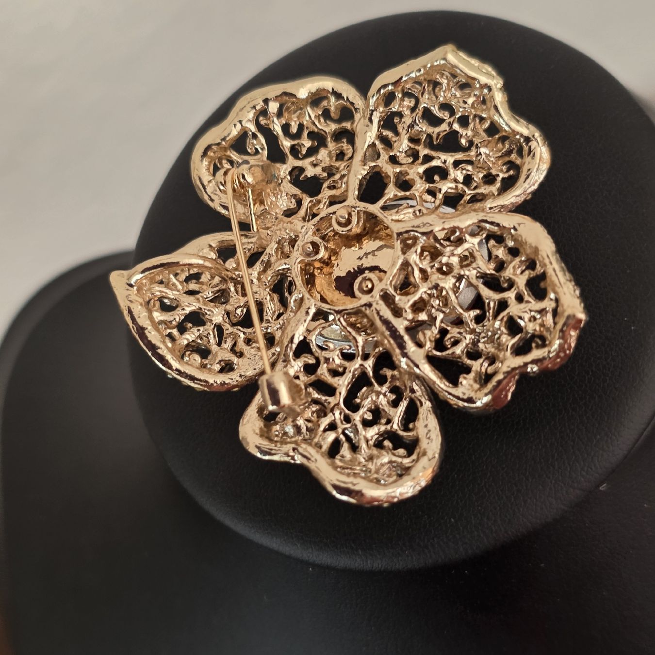 Broschen & Nadeln: Brosche Blume goldfarben mit Stein neuwertig – Neu (gemäss Beschreibung) aus Rheinsulz von Gilea 3