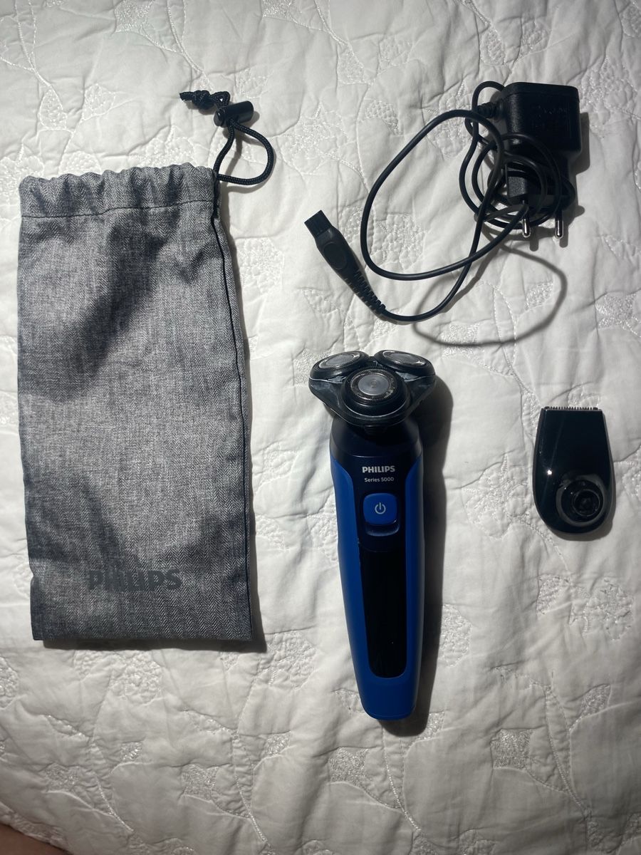Philips Rasoi & Lamette da barba: Philips Series 5000 Shaver Blue/Black Used – Usato da Zürich venduto da kat_l2jy 2
