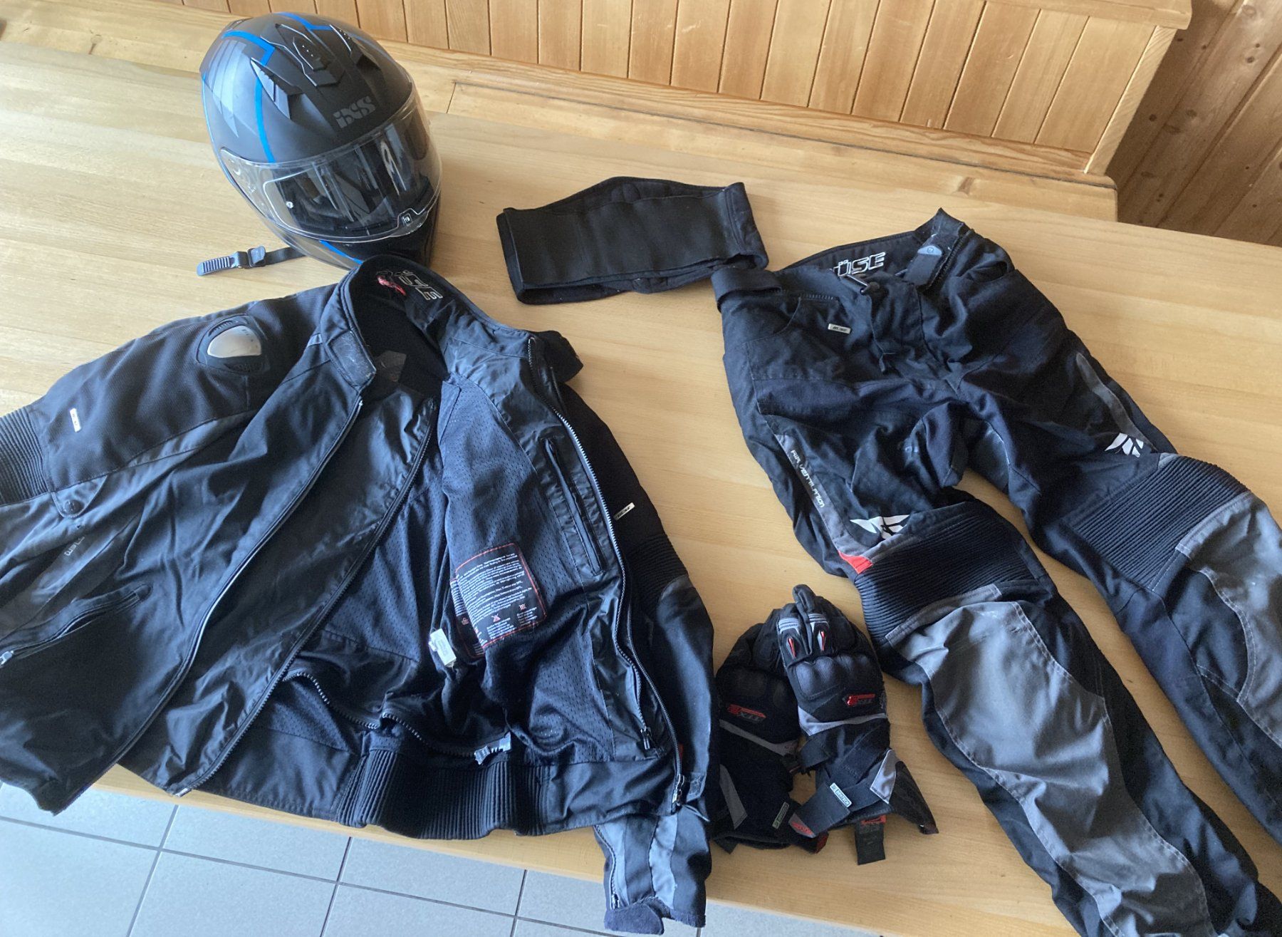 Kleiderpakete: Töff-Kombi inkl. Helm – Gebraucht aus Brünisried von maribu-8884