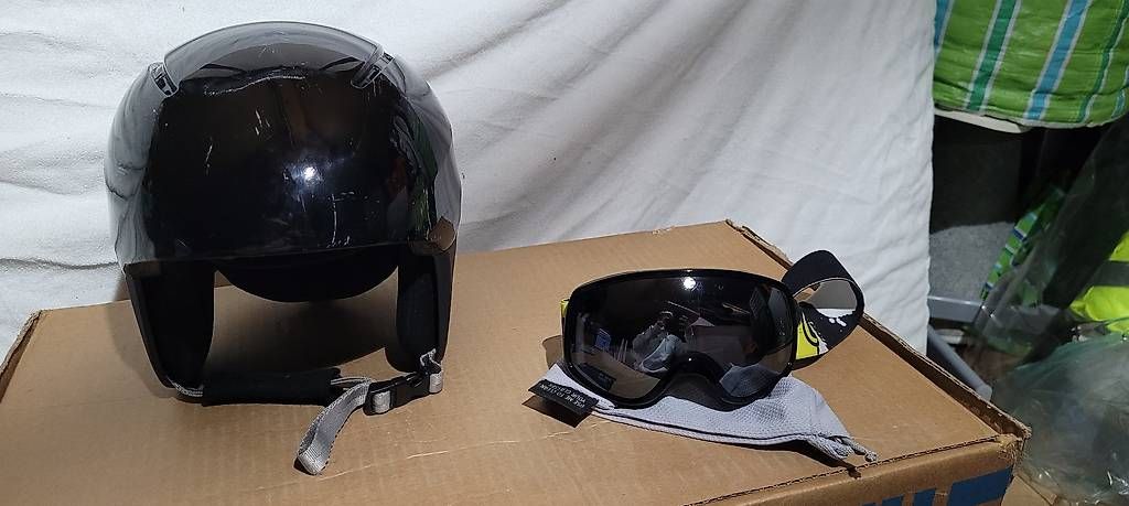 Caschi: Kinder Skihelm mit Brille 52-56cm – Usato da Diegten venduto da cofox