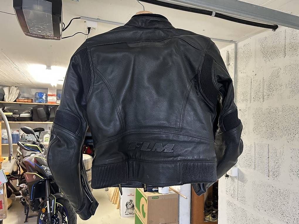 Giacche: FLM Leder Motorradjacke Gr. 38 – Usato da Büren zum Hof venduto da TinaCamenzind 1