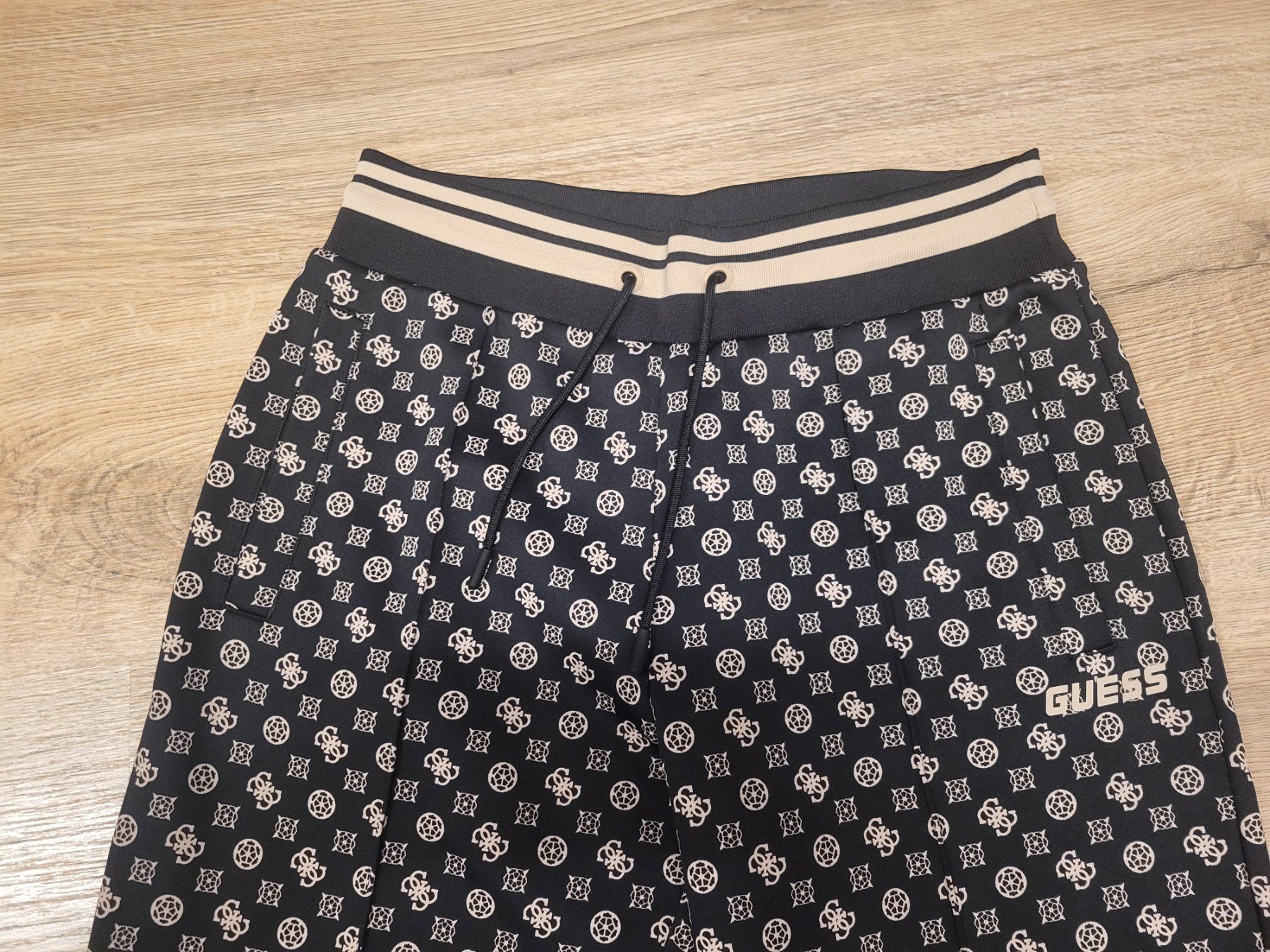 Guess Pantaloni: Guess Jogginghose Gr.M – Usato da Lindau venduto da Seepferd33 1