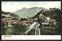 Bellinzona, Eisenbahn fährt in den Tunn
