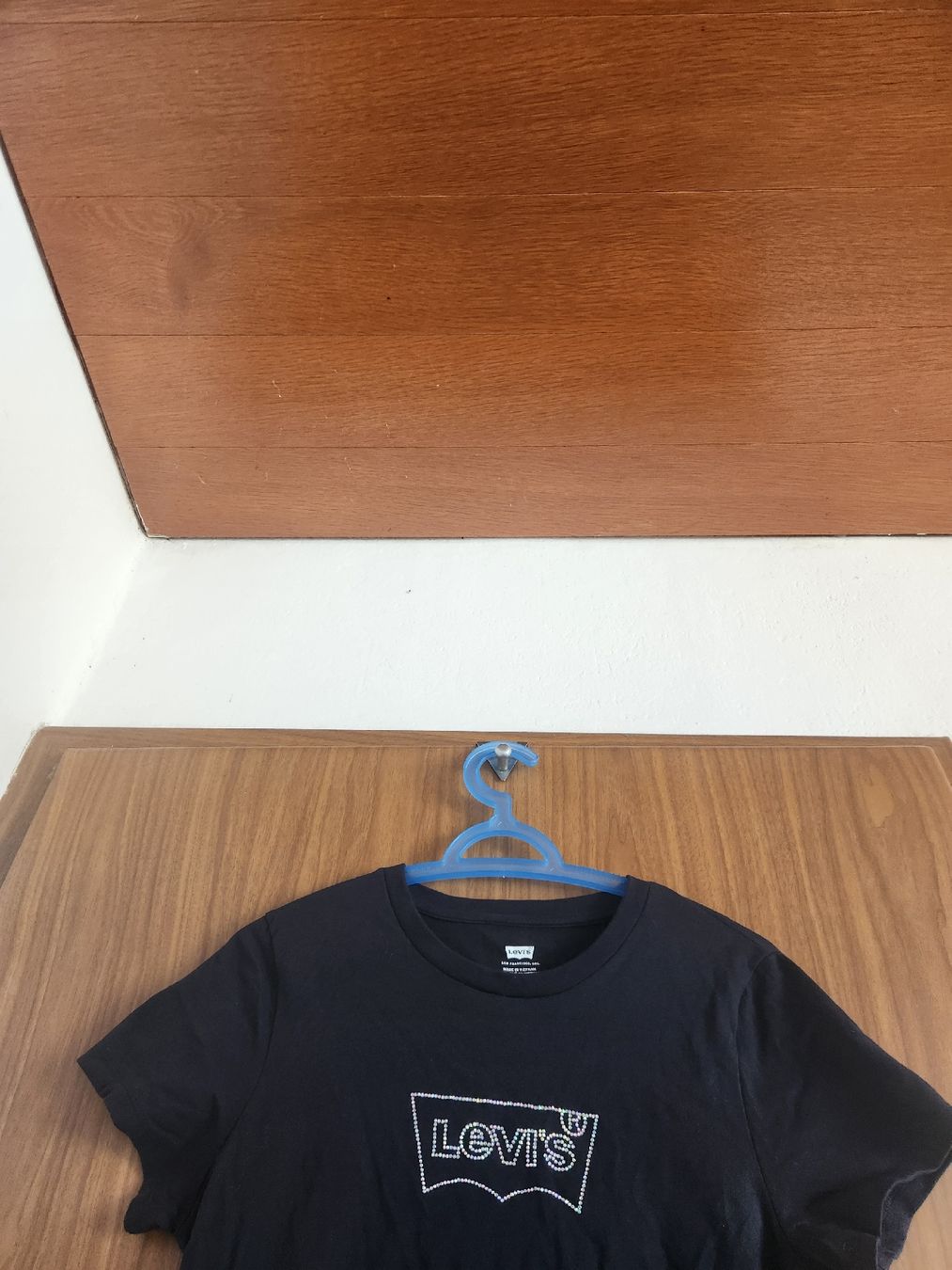 Levi's T-shirt: T-shirt Levi's noir S/CH avec strass  – Usato da Niedergösgen venduto da Eva2410 2