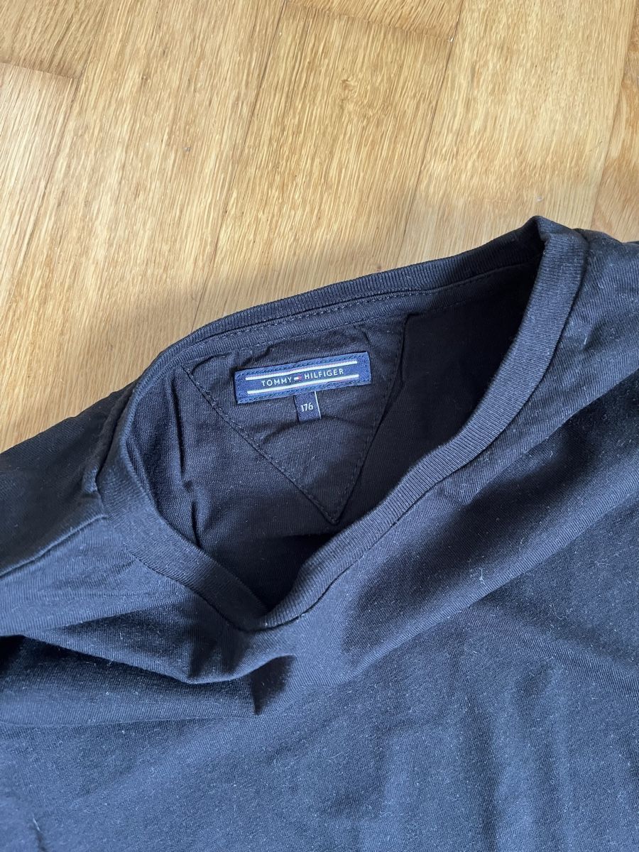 Tommy Hilfiger Kleiderpakete & -sets: 2 T-shirts Tommy Hilfiger 176 – Gebraucht aus Uetikon am See von Winnieclaudia 3