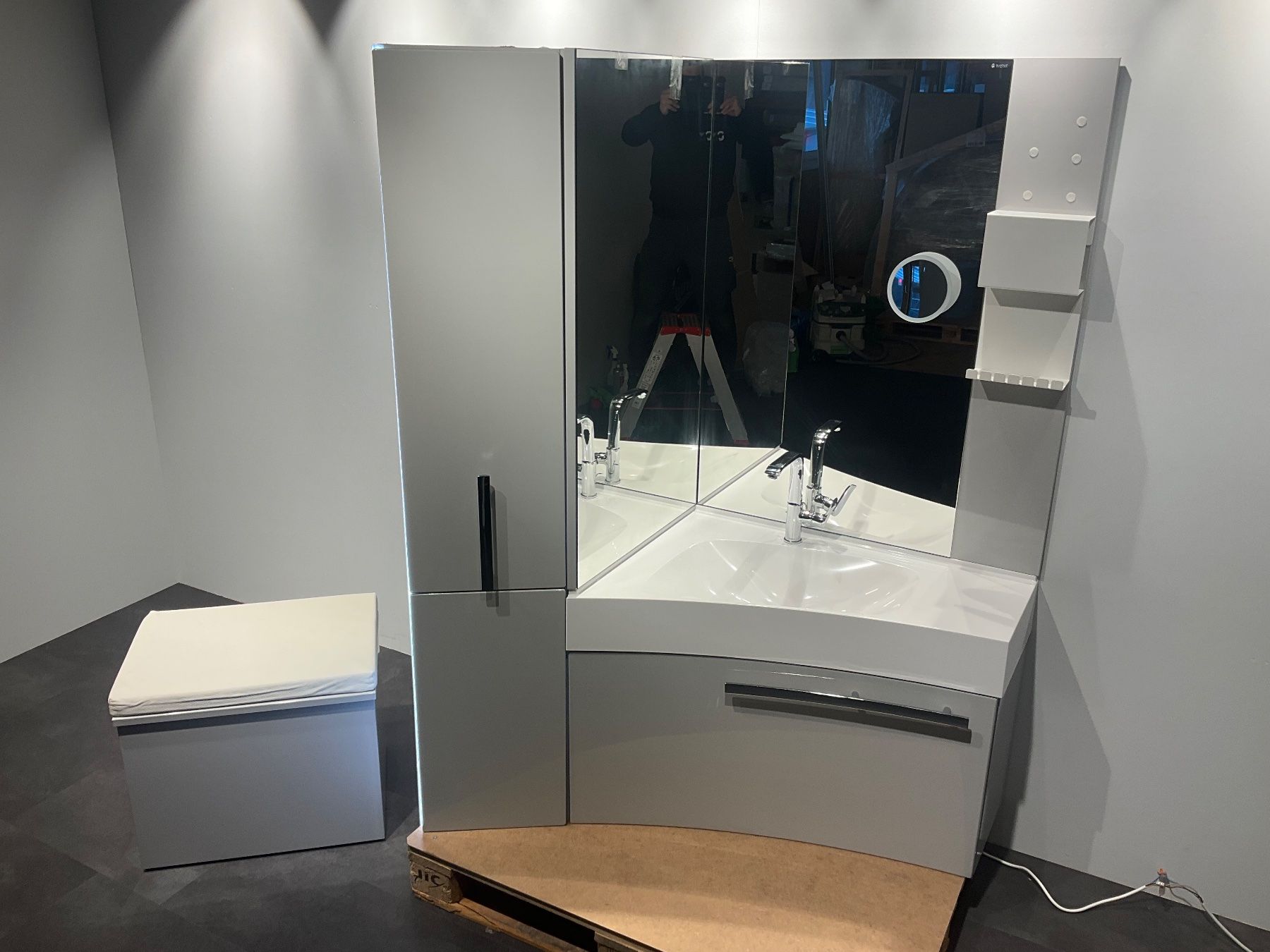 Mobili per bagno: 046 Burgbad Eckbadmöbel, grau, mit Hocker, 122/85cm – Nuovo (secondo la descrizione) da Derendingen venduto da Meisterstuecke