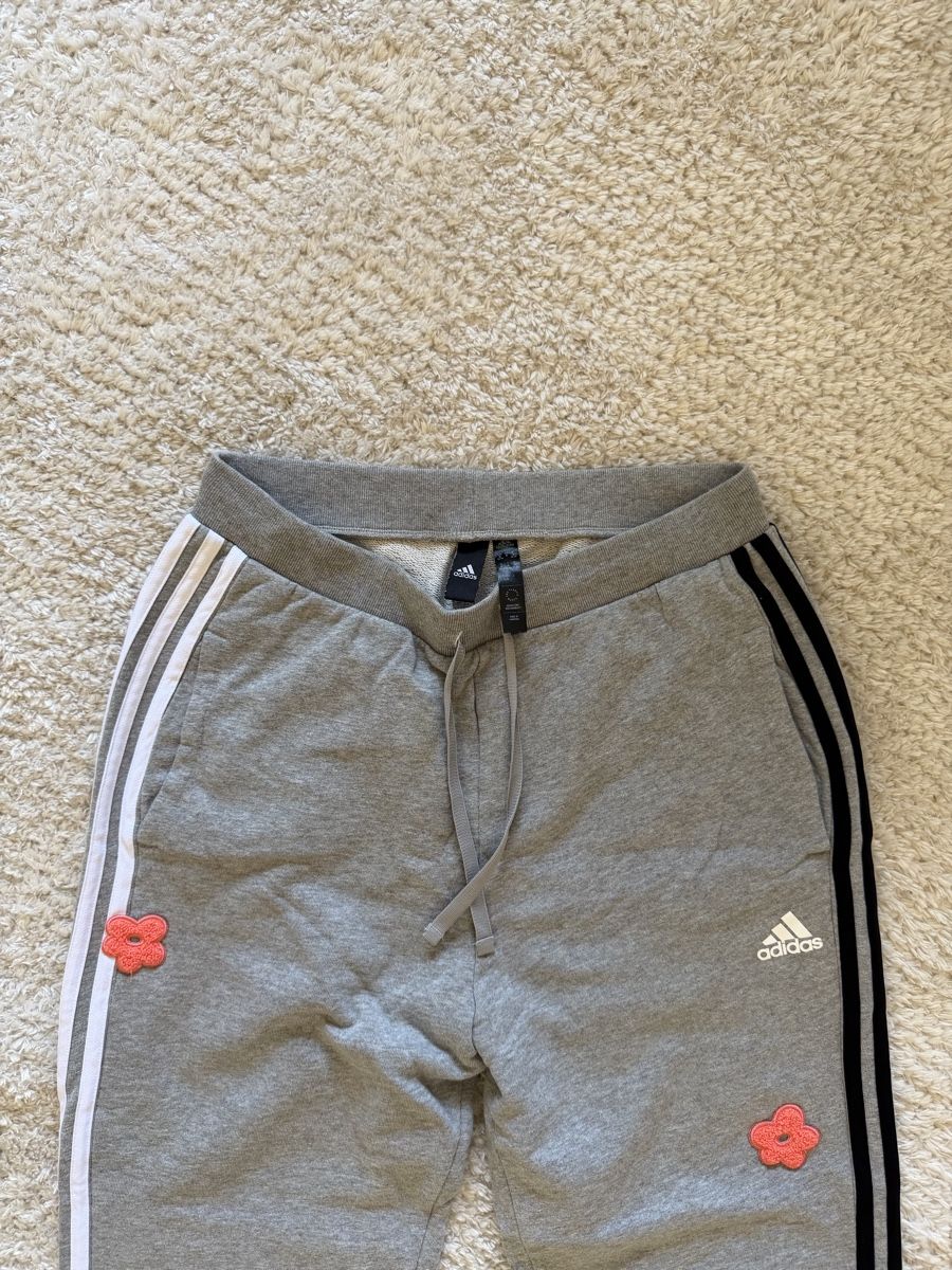 Adidas Pantaloni: Adidas pantalon gris avec fleur taille M – Nuovo (secondo la descrizione) da Genève venduto da car_cq69 1
