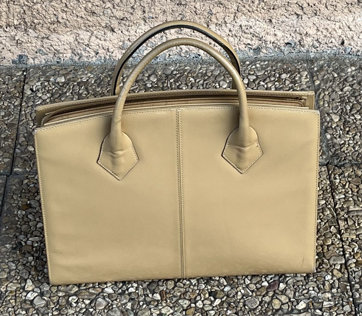 Navyboot Borse da donna: Sac à main NAVYBOOT verni beige bon état – Usato da La Tour-de-Peilz venduto da Pansy02 5