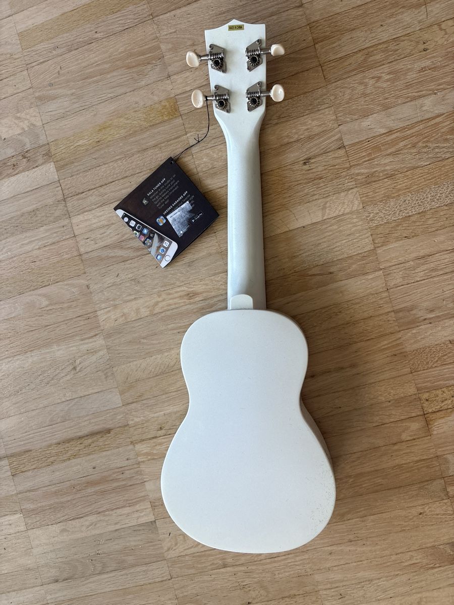 Musikinstrumente: Makala Ukulele White Soprano Shark Model New – Neu (gemäss Beschreibung) aus Nyon von Iamher 1
