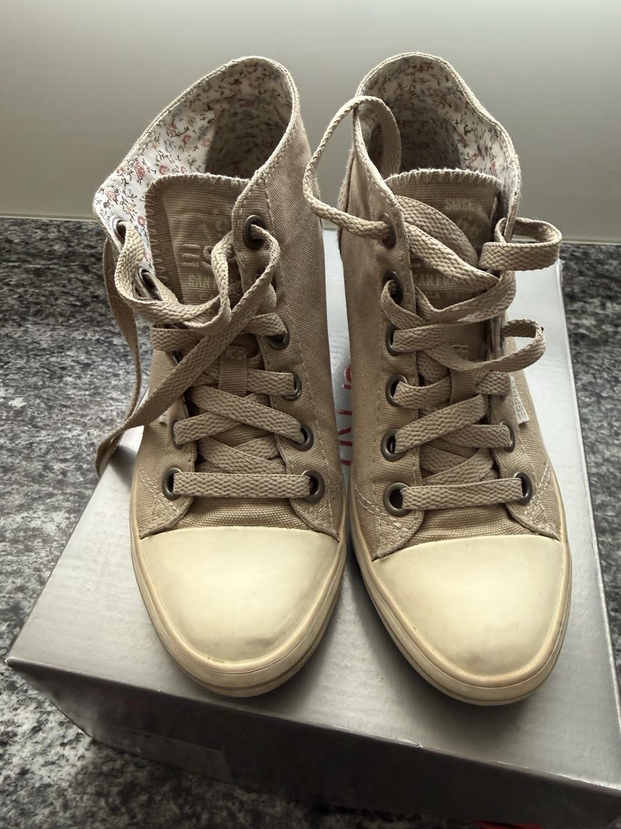 Scarpe da donna: Sneakers Esprit beige con zeppa, taglia 37 – Usato da Roveredo GR venduto da ang_cc9l