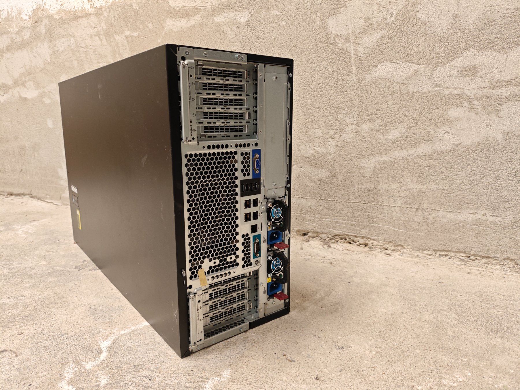 Hewlett Packard Server: HPE ML350p Gen8 Server – Usato da Zürich venduto da initfour 1