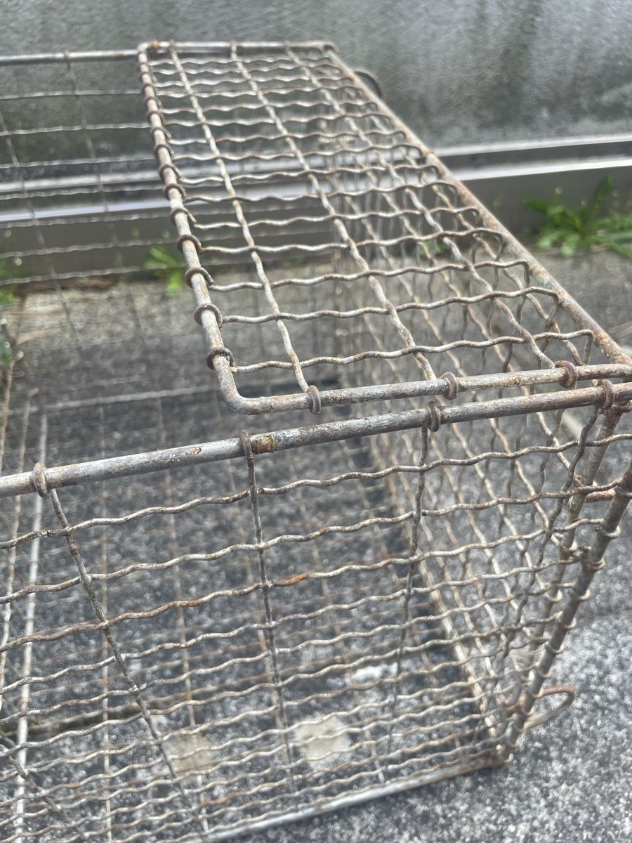 Scaffali: Ancienne Etagère Grillagée en Métal – Usato da Vallamand venduto da Bricbracbroc82 8
